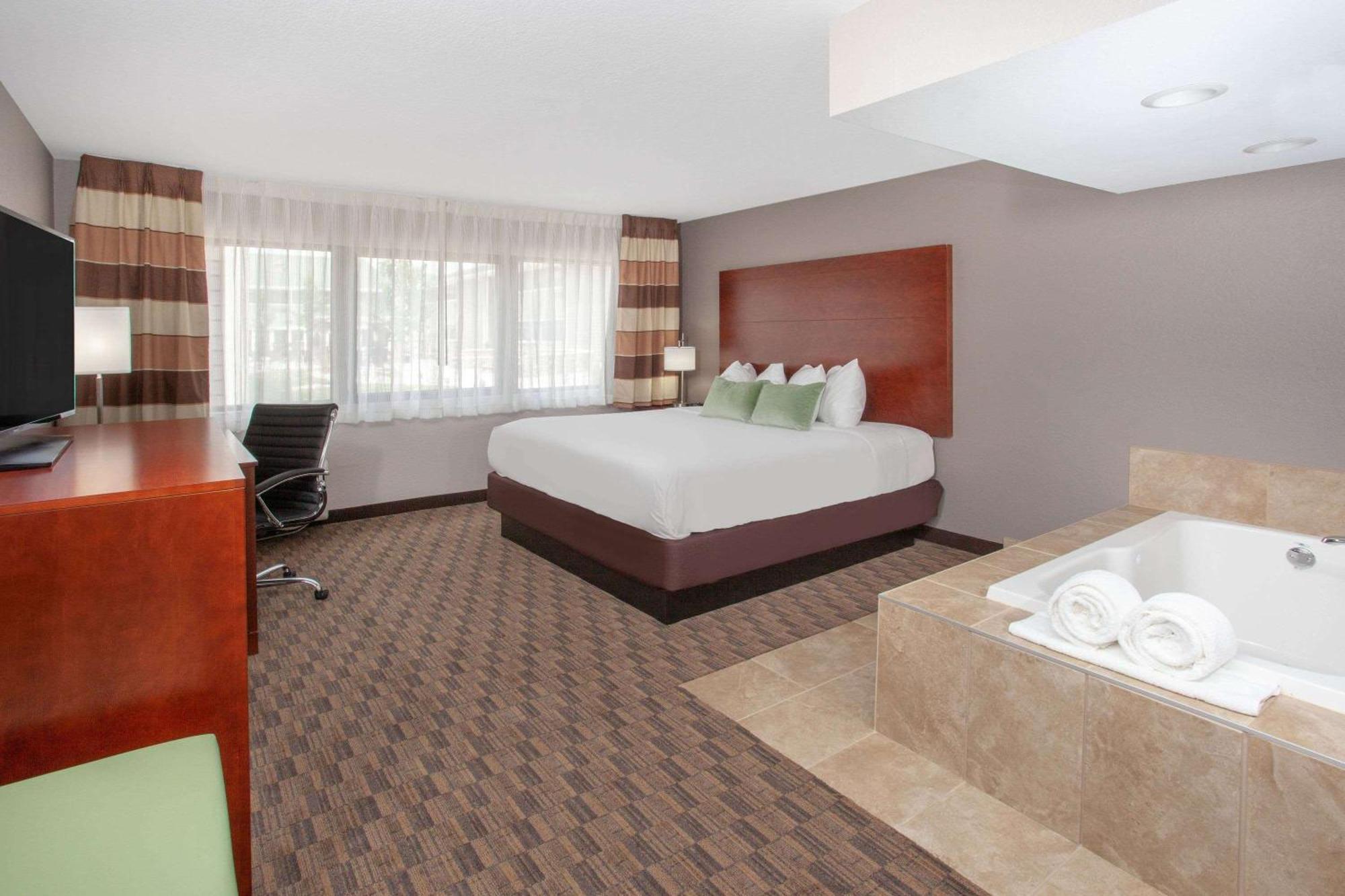 Wyndham Garden Fort Wayne Ngoại thất bức ảnh
